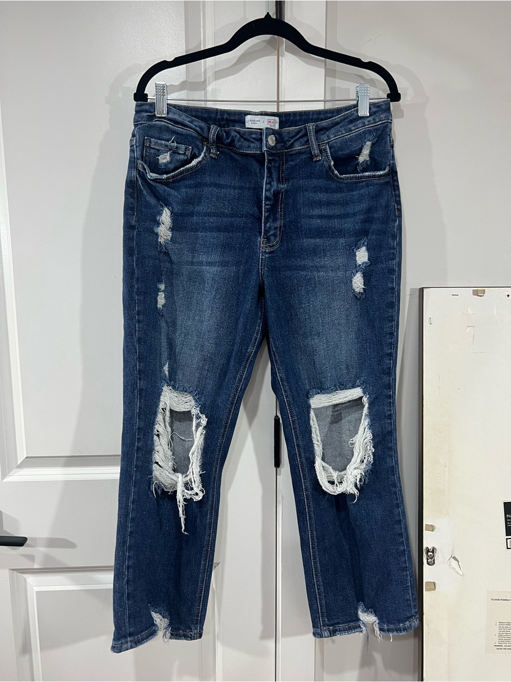 Lovervet mid rise, dark wash, distressed Jeans